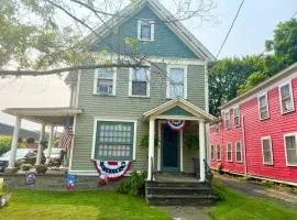 Cozy Downtown Retreat Sleeps 4 Walk to Downtown