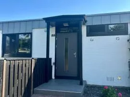 Bungalow kleine Deichperle, Strand, Deich und ein wunderschöner kleiner Ort in unmittelbarer, fußläufger Nähe!