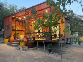 Terracotta River Hideaway, מלון במאון