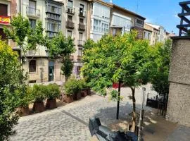 A un paso de Laurel Estudio con balcón