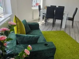 Spacious 2-Bedroom Flat Near Gidea Park Station