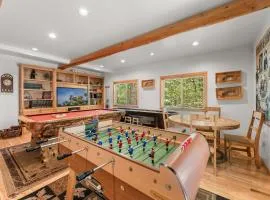Bearfoot Bungalow - Premium and spacious home close to the National Forest and The Village!