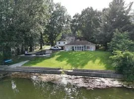 Lakefront Escape- Hot Tub & Putt-Putt