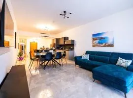 Luxury 3-Bed Seafront Apt-Mellieħa Bay-Jacuzzi