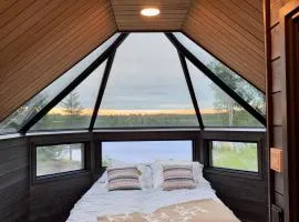 Aurora Glass Cabin & Lakeside Villa with Sauna