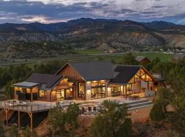 Zion Luxury Estate, Hot Tub, Theater & Fire Pits