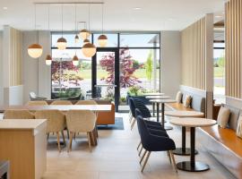 TownePlace Suites by Marriott Victoria Airport Sidney، فندق في سيدني