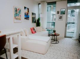 Luxury 2BR Apartment with Pool, Balcony & Parking, hotel di Cambridge