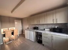 The Snuggle Spot 3 Bed Apartment above shops - Free Wifi and Netflix and Free Parking