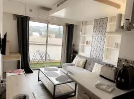 Charming and peaceful studio in the heart of Cannes near the beach, train station & Palais des Festivals