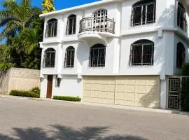 Los Patos Modern Private Suites