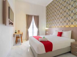RedDoorz Plus Syariah @ Jalan Dr Sutomo Padang, hotel i Kampungdurian