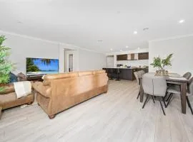Comfy Premium 4BR Near Airport, Cafes & Amenities