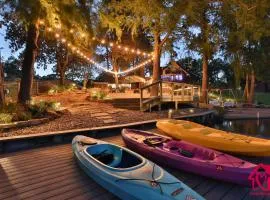 Cypress Cove Waterfront Pickleball Hot tub