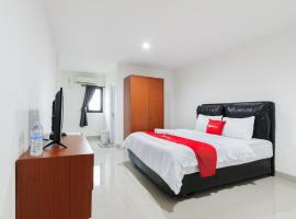 RedDoorz near Palembang Trade Center 3 โรงแรมในSukarami