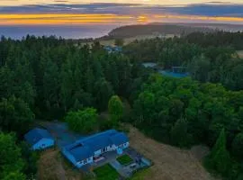 Edgefield Farmhouse by AvantStay