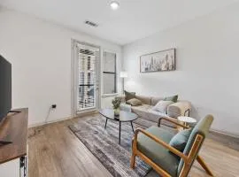 Getaway Oasis with Pool, Gym & Free Parking