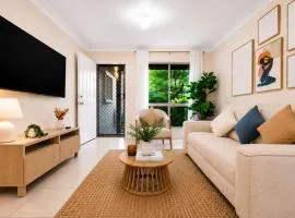 2-Storey 3BR Haven - Sleeps 8 - Free Parking & Gym