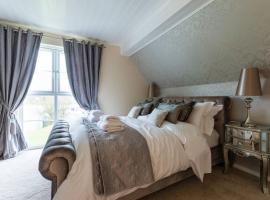 Luxury 3 Bed Home by the Lake, hotelli kohteessa South Cerney