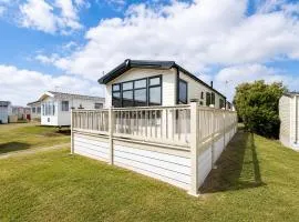 Lovely caravan by the beach in Pakefield, Suffolk ref 68011CR
