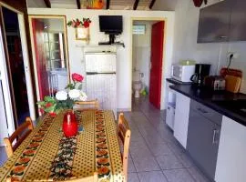 Bungalow confortable à Deshaies avec vue mer, jardin clôturé