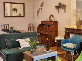 Maison charmante à Mauzun avec jardin et patio fleuri