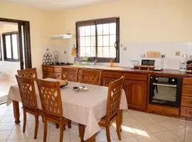 Superbe appartement à Petite Île avec vue mer et montagne.