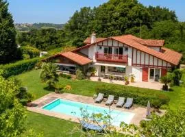 Maison d'exception à Arbonne, piscine privée saisonnière.