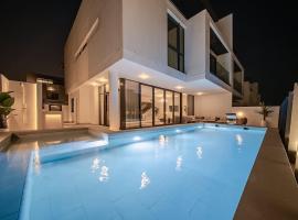 Blausee Beachfront Villa with Private Pool, hotel v mestu Al Ḩamrīyah