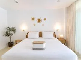 Beachfront Pool Access Apartment FREE Disney Plus