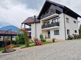 Aqualina Colibita - pe malul lacului