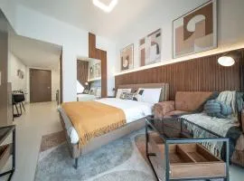 Stunning Oceanfront Studio Stay - Blue Bay Walk Pool & Gym