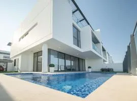 Luxury Villa overlooking sea with private pool