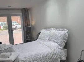Studio Sleeps 2 with Parking and Garden