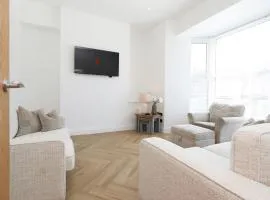 Brand New Imacculate 4 Bedroom Home In The Heart Of Swansea - Sleeps 8 - By EKLIVING PARTNERS