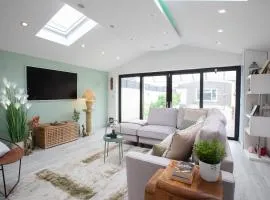 Modern 3BDR Home w Garden EV Charging