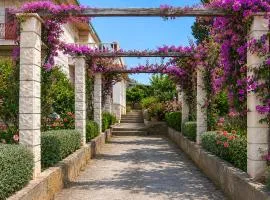 4 Bedroom Amazing Apartment In Supetar