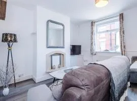 Stylish 2-Bed House Sleeps 4