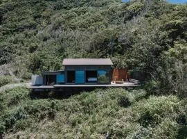 Cliff Cabin, Architect-Restored, Ocean Views