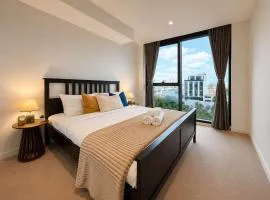Spacious South Melbourne Apartment with 1 Bedroom 2 Queen Beds City and Bay Views Near CBD and Beach