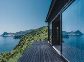 Cliff Cabin, Architect-Restored, Ocean Views