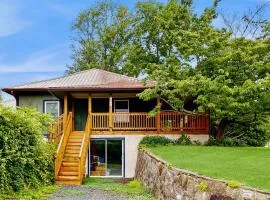 Dog-friendly farm cottage with patio walk to dining & Ecusta Trail ac