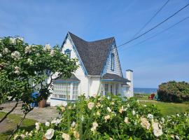 Chalet Les Flots Bleus Vue sur le Saint-Laurent، فندق في ريموسكي