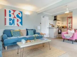 Seagrass — Stylish Coastal Apartment, Heart of Beer