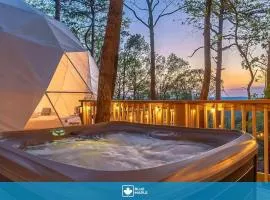 Glamping dome w hot tub & fire pit