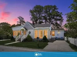Pet-friendly creekside cottage w backyard
