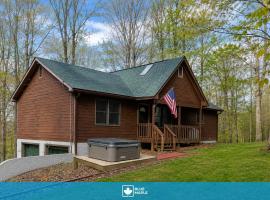 3BR cabin w hot tub & game room, Hotel in Charles Town