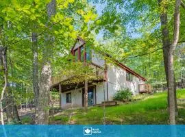 Forest 2BR chalet w hot tub & backyard