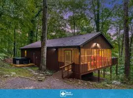River Cabin w Hot Tub, Screened Porch & Fire Pit