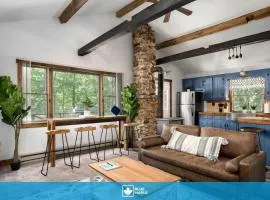 Mountain cabin w hot tub & river kayak